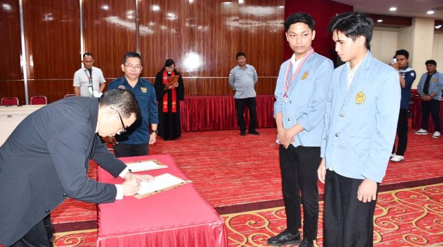 Dayo dan Montolalu resmi dilantik Rektor Unsrat sebagai ketua dan wakil ketua BEM Unsrat periode 2026 - 2027, siang kemarin.
