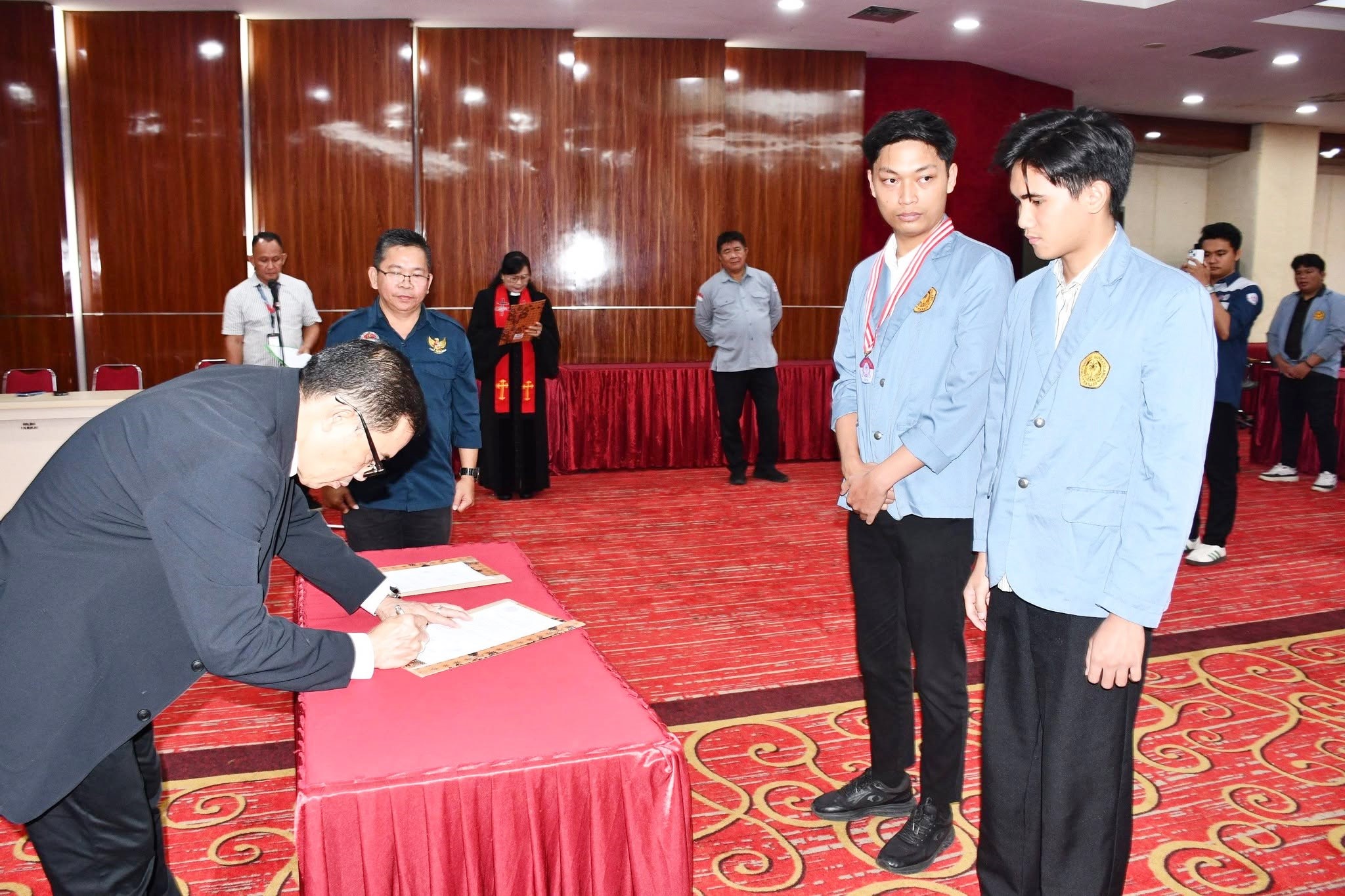 Dayo dan Montolalu resmi dilantik Rektor Unsrat sebagai ketua dan wakil ketua BEM Unsrat periode 2026 - 2027, siang kemarin.